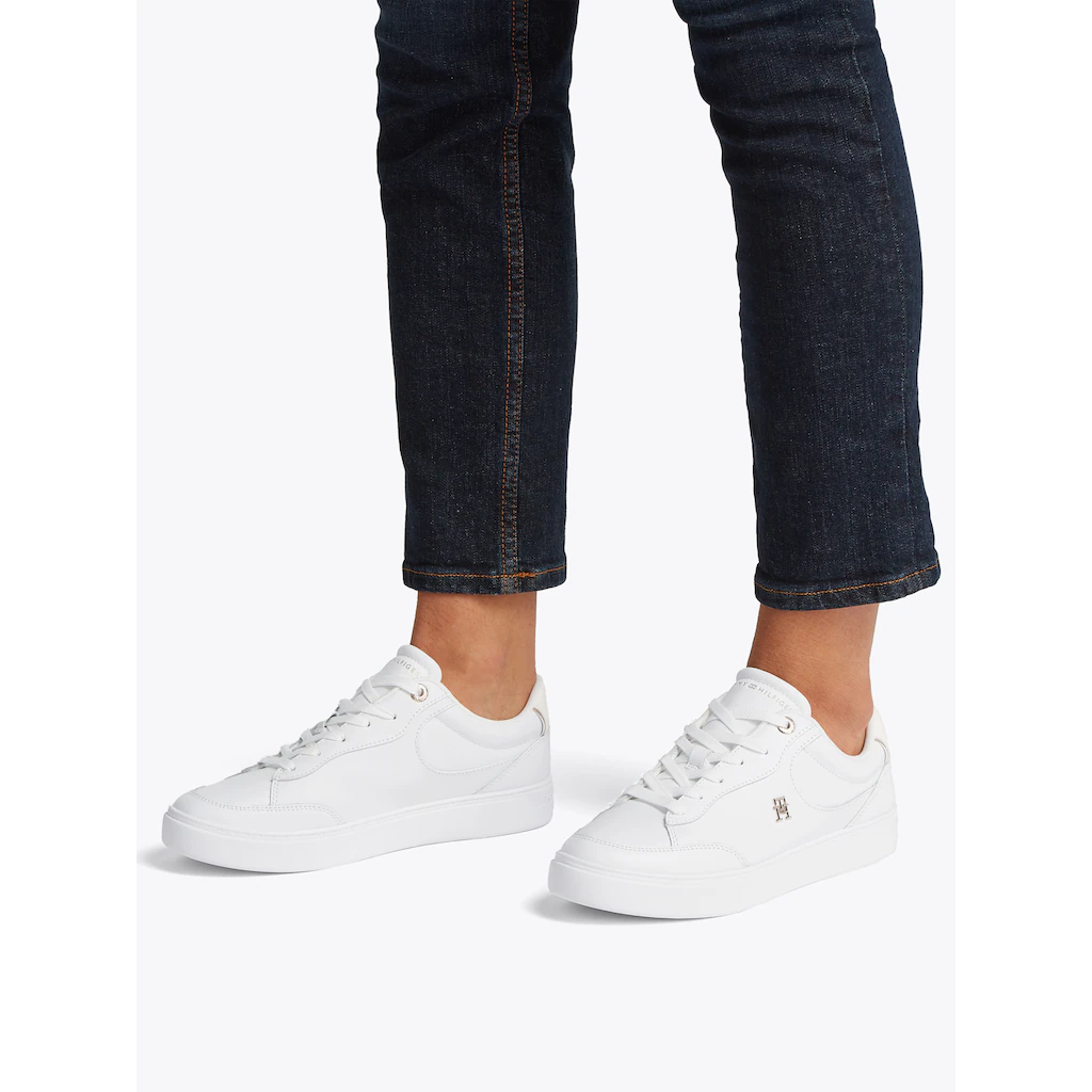 Tommy Hilfiger Plateausneaker »ESSENTIAL CHIC COURT SNEAKER« Freizeitschuh Schnürschuh Halbschuh mit TH-Schmuckelement online kaufen zollfrei