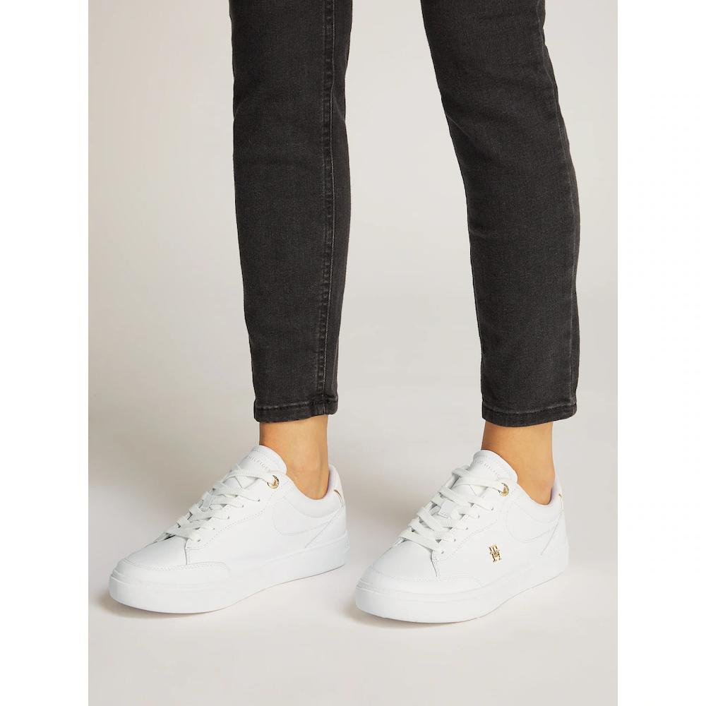 Tommy Hilfiger Plateausneaker »ESSENTIAL CHIC COURT SNEAKER« Freizeitschuh Schnürschuh Halbschuh mit TH-Schmuckelement online kaufen zollfrei