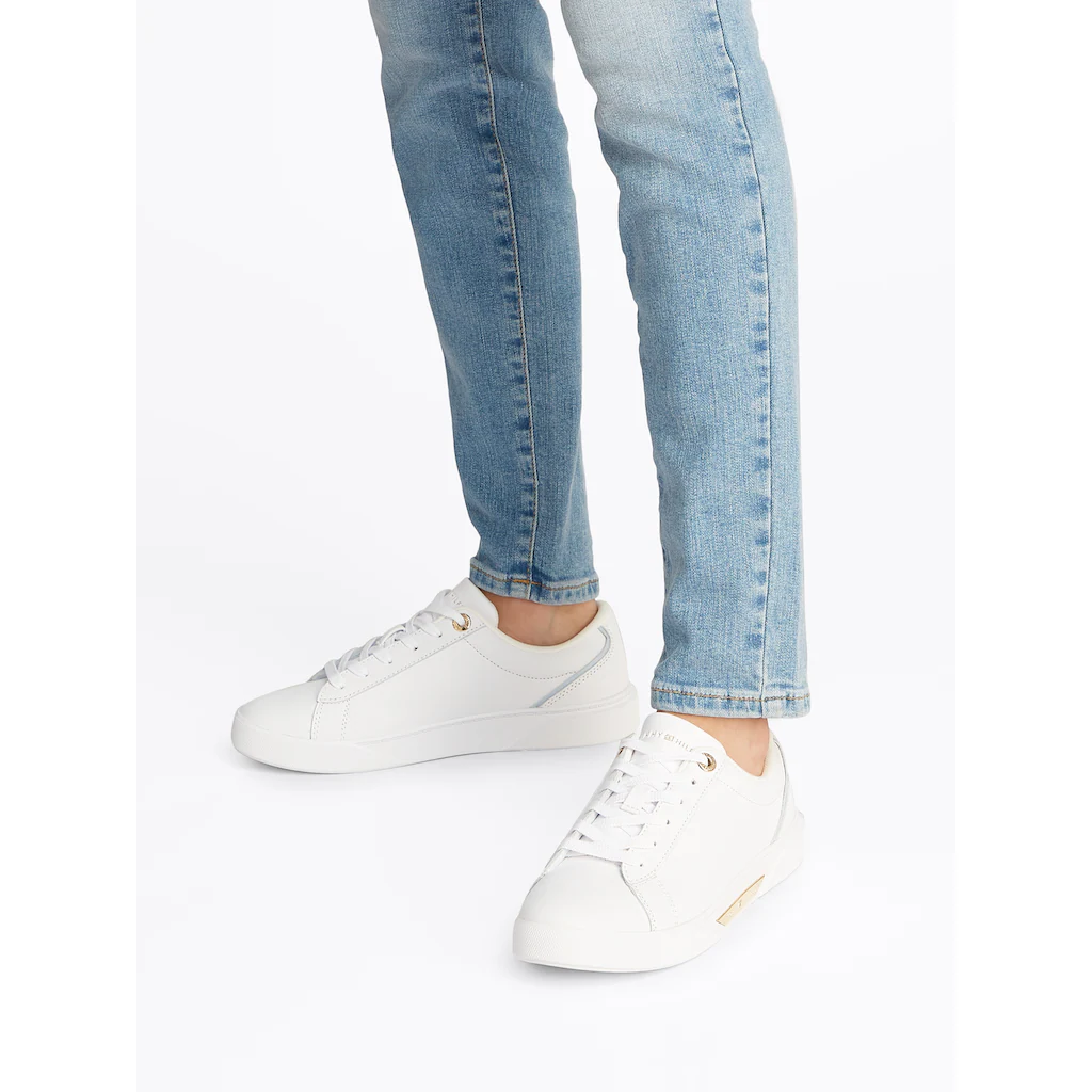 Tommy Hilfiger Plateausneaker »CHIC COURT SNEAKER« Freizeitschuh Halbschuh Schnürschuh goldfarbenes Schmuckelement ▷ für Saisonschlussverkauf